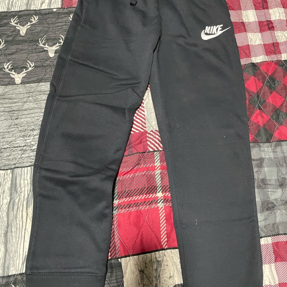 Brand new never worn Nike pants black for boys size medium
